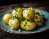 Små, kokta potatisar med färska örter, perfekta som potatis till grillat.