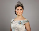 Kronprinsessan Victoria bär tiara och ordnar.