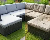 Vorher/Nachher-Vergleich: Ein Gartensofa mit makellosen, hellgrauen Polstern steht neben demselben Sofa mit stark verschmutzten, fleckigen Polstern. Die Reinigung von Gartenpolstern ist entscheidend.