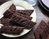 Chokladsnittar recept: Mörka, avlånga chokladkakor med räfflad yta ligger på en ljusgul tallrik. Perfekta till fikat!