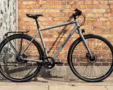 Graues Diamant 247 Deluxe Testrad vor Ziegelwand. Ein modernes Fahrrad für den täglichen Gebrauch.