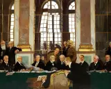 Podpisanie traktatu wersalskiego, które miało dalekosiężne skutki dla Europy. Mężczyźni w garniturach i mundurach siedzą przy zielonym stole.
