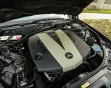 Silnik V6 om642 Mercedesa z otwartą maską. Widoczny akumulator, płyny i elementy osprzętu.
