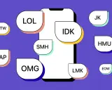 Telefon otoczony skrótami: BTW, LOL, SMH, OMG, IDK, JK, HMU, LMK, EOW. Bo to język internetu.