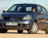 Ciemnogranatowy Renault Thalia 1.4 z kierowcą za kierownicą, zaparkowany na zewnątrz.
