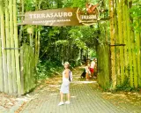 Una familia disfruta de un día en el **País Vasco con niños** en un parque temático de dinosaurios.