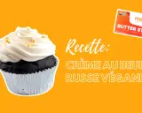 Un cupcake au chocolat avec une crème au beurre russe végétalienne onctueuse, décoré de perles dorées. La recette utilise du beurre végétal Melt Organic.