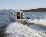 Bateau de pêche en mer avec moteur hors-bord Honda 150 CV 4 temps, offrant une navigation fluide.