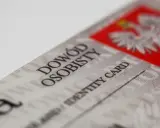 Zbliżenie na polski dowód osobisty z godłem Polski i napisem "DOWÓD OSOBISTY".