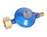 Regulador de gas azul con etiqueta que indica 50 mbar, útil para entender la diferencia entre regulador de gas de 30 o 50 mbar.