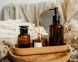 Ambiance zen avec diffuseur et flacons ambrés. Découvrez comment parfumer sa maison pour longtemps avec ces essentiels.