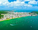 Luftaufnahme einer Küstenstadt mit vielen Booten im türkisfarbenen Meer. Perfekt für die phu quoc beste reisezeit.