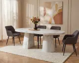 Ett elegant, marmorerat, långt matbord för 12 personer med mörka stolar och en vacker vas med blommor.