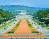 Droga prowadzi do Parlamentu Australii, serca stolicy Australii. Otoczona drzewami i nowoczesną architekturą, tworzy imponujący widok.