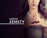 Kobieta z dłońmi złożonymi w piramidę, z napisem "motyw ZEMSTY".
