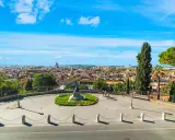 Vista panoramica di Roma, con cupole e tetti. Un luogo ideale tra i posti da visitare a Roma gratis per godersi il panorama.