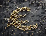 Złoty symbol euro wyrasta z cyfrowego krajobrazu liczb, symbolizując potęgę pieniądza cyfrowego.