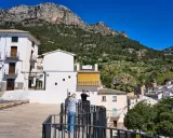 Pareja admira la vista de pueblos bonitos de Jaén, con casas blancas y montañas verdes.