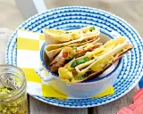 Leckeres Quesadillas Rezept: goldbraune Tortillas gefüllt mit geschmolzenem Käse und Frühlingszwiebeln, serviert in einer Schüssel.