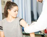 Arzt impft junge Frau. Nach Impfung Sport treiben ist möglich, wenn man sich gut fühlt.