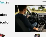Hombre aprendiendo como conducir un coche, con el volante y la palanca de cambios visibles.