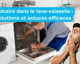 Un homme surpris regarde un technicien nettoyer le calcaire dans un lave-vaisselle.