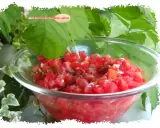 Salade tomate basilic fraîchement préparée, prête à être dégustée. Un délice simple et savoureux.