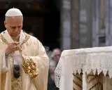 Papież w złotej szacie okadza ołtarz. Warto było przyjechać do Paryża, by zobaczyć tę uroczystość.