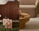 Man läser i en mysig lounge med en styla brun soffa, trädetaljer och gröna växter.