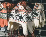 Czapka i rękawiczki z motywem renifera i norweską flagą – idealne pamiątki, by poczuć klimat Skandynawii. Co przywieźć z Norwegii? Taki zestaw!