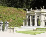 Miniaturowa budowla z kolumnami i bramą, jak w parku miniatur województwa mazowieckiego.