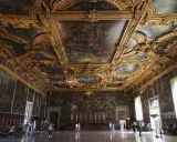 La salle du grand conseil du palais des doges, un chef-d'œuvre orné de peintures et de dorures, accueille des visiteurs émerveillés.