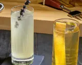 Zwei erfrischende Gin Tonic Drinks, einer mit Lavendel, der andere mit Zitrusgarnitur, bereit zum Genuss.