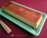 Un délicieux flan antillais, doré et onctueux, prêt à être dégusté sur une assiette verte.