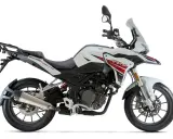 Biały motocykl Benelli TRK 251 z czerwonymi akcentami, gotowy do przygody. Sprawdź benelli trk 251 dane techniczne.