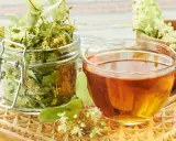 Infusion de tilleul, avec des fleurs fraîches et séchées. Bien que réputée pour ses bienfaits, une consommation excessive de tilleul infusion effet secondaire peut survenir.