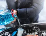 Zamarzł Ci płyn do spryskiwaczy? Wlej nowy, zimowy płyn do zbiorniczka pod maską.