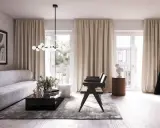 Ett modernt vardagsrum med en elegant soffa, mörkt marmorbord och en unik golvlampa. Blå inredning i vardagsrummet skapar en lugn atmosfär.