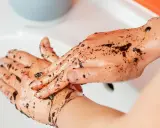 Peeling z kawy: Zrób to sama! Sekret gładkiej i jędrnej skóry