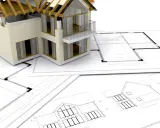 Model domu na planach architektonicznych. Zastanawiasz się, ile trwa budowa domu? To zależy od wielu czynników, ale zaczyna się od projektu.