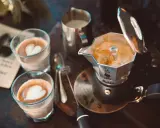 Frisch gebrühter Kaffee aus der Bialetti Brikka, bereit für die Zubereitung von Latte Art.