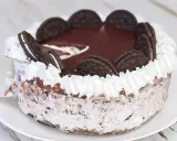 Delicioso pastel de oreo cubierto de chocolate y crema batida, decorado con galletas enteras.