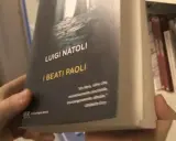 Mani che sfogliano "I Beati Paoli" di Luigi Natoli, un libro che promette narrazione avvincente e analisi sociologica.
