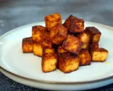 Goldbraun gebratene Tofuwürfel auf einem Teller, perfekt zum tofu zubereiten.