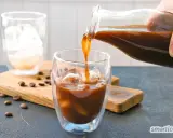 Kalter Kaffee wird in ein Glas mit Eis gegossen. Welcher Kaffee eignet sich am besten für Cold Brew?
