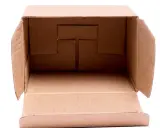 Eine offene Pappkiste, bereit für ein kreatives kiste basteln Projekt.