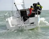 Équipage sur un voilier polonais transportable naviguant sur une mer agitée.
