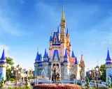 Il Castello di Cenerentola, icona dei parchi Disney, sembra pronto ad accogliere gli ospiti delle cabine crociera Disney.
