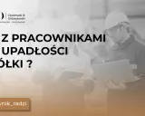 Dwóch pracowników w kaskach dyskutuje nad laptopem. Tekst: "Co z pracownikami po upadłości spółki?". #prawnik_radzi.