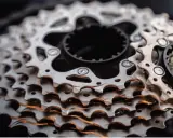 Zbliżenie na metalowe zębatki kasety rowerowej, ukazujące różne rodzaje kaset rowerowych.